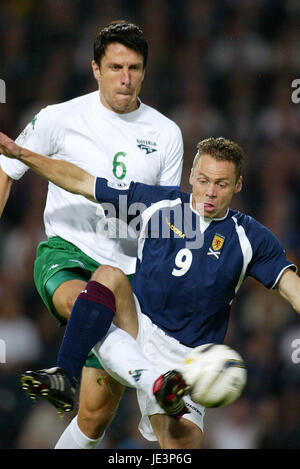 ALEKSANDER KNAVS & PAUL DICKOV ECOSSE V SLOVÉNIE HAMPDEN PARK GLASGOW ECOSSE 08 Septembre 2004 Banque D'Images