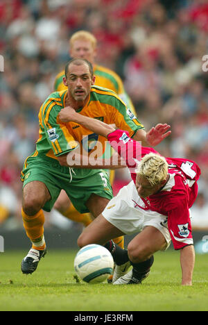 ALAN SMITH ET CRAIG FLEMING MANCHESTER UTD V NORWICH OLD TRAFFORD MANCHESTER EN ANGLETERRE 21 Août 2004 Banque D'Images