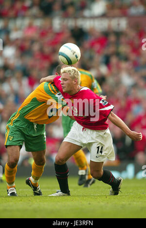 ALAN SMITH ET CRAIG FLEMING MANCHESTER UTD V NORWICH OLD TRAFFORD MANCHESTER EN ANGLETERRE 21 Août 2004 Banque D'Images