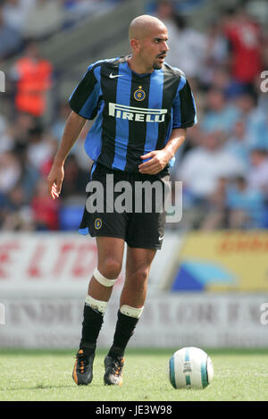 JUAN SEBASTIAN VERON INTER MILAN STADE REEBOK BOLTON ANGLETERRE 01 Août 2004 Banque D'Images