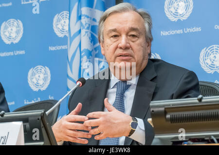 New York, États-Unis. 20 Juin, 2017. À l'occasion de la Journée mondiale des réfugiés, le Secrétaire général des Nations Unies, Antonio Guterres est vu lors d'un point de presse au siège des Nations Unies. Le point de presse général couvrant un large éventail de sujets touchant à l'ONU et ses activités est la première fois depuis son entrée en fonction le 1er janvier 2017 que M. Guterres s'est mis à la disposition de l'ONU à la presse de la Salle de presse de l'ONU. Credit : Albin Lohr-Jones/Pacific Press/Alamy Live News Banque D'Images