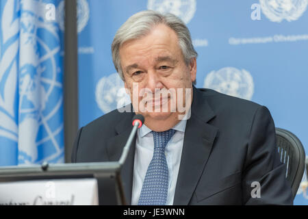 New York, États-Unis. 20 Juin, 2017. À l'occasion de la Journée mondiale des réfugiés, le Secrétaire général des Nations Unies, Antonio Guterres est vu lors d'un point de presse au siège des Nations Unies. Le point de presse général couvrant un large éventail de sujets touchant à l'ONU et ses activités est la première fois depuis son entrée en fonction le 1er janvier 2017 que M. Guterres s'est mis à la disposition de l'ONU à la presse de la Salle de presse de l'ONU. Credit : Albin Lohr-Jones/Pacific Press/Alamy Live News Banque D'Images