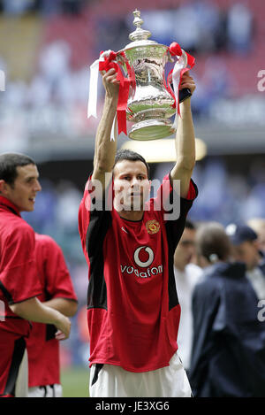 RYAN GIGGS MANCHESTER UTD FA Cup Winners MILLENIUM STADIUM CARDIFF WALES 22 Mai 2004 Banque D'Images