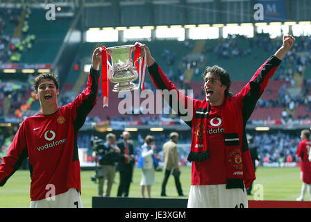 VAN NISTELROOY ET RONALDO COUPE DE MILLENIUM STADIUM CARDIFF WALES 22 Mai 2004 Banque D'Images