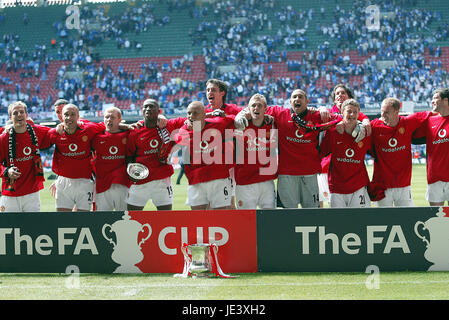 MANCHESTER UNITED CÉLÉBRER FA Cup Winners MILLENIUM STADIUM CARDIFF WALES 22 Mai 2004 Banque D'Images