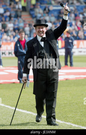 ALAN BIRCHENALL ANNONCEUR ville de Leicester Leicester WALKERS STADIUM ANGLETERRE 24 Avril 2004 Banque D'Images