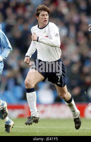 DARREN ANDERTON Tottenham Hotspurs FC CITY OF MANCHESTER STADIUM MANCHESTER EN ANGLETERRE 25 Janvier 2004 Banque D'Images