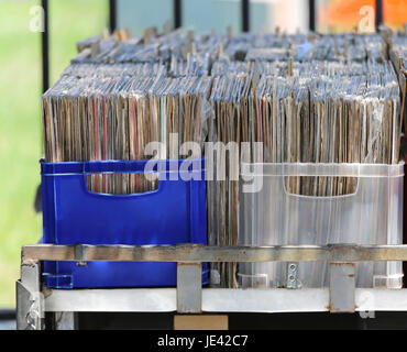 LP Vinyl records collection en caisses en plastique Banque D'Images