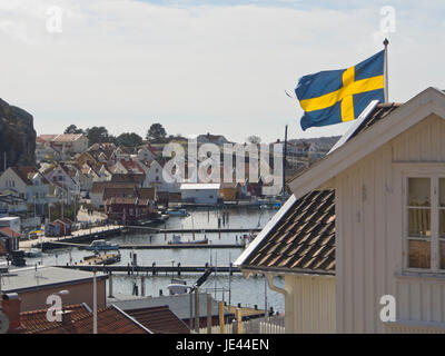 La petite ville de In Kitchen, sur la côte ouest de la Suède, une destination de vacances, vue sur le port et marina, de brandir le drapeau suédois sur les toits Banque D'Images