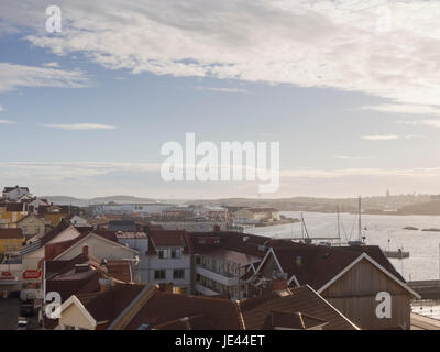 La petite ville de Lysekil, sur la côte ouest de la Suède, une destination de vacances pittoresque, panorama sur les toits de l'archipel et Smögen Banque D'Images