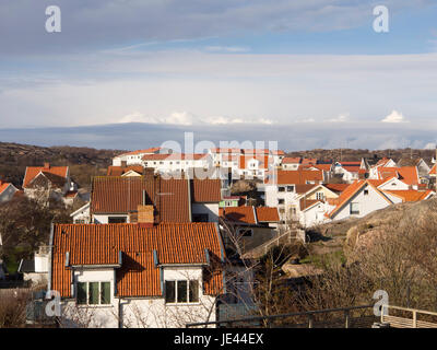 La petite ville de Lysekil, sur la côte ouest de la Suède, une destination de vacances pittoresque, panorama sur les toits, la météo, la pluie/système Banque D'Images