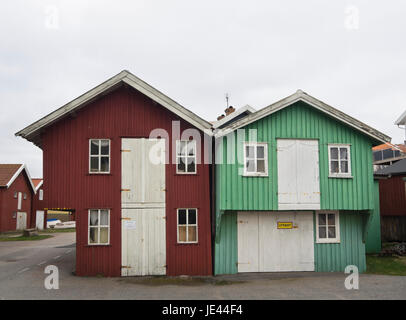 Le village et l'île de Smögen, sur la côte ouest de la Suède, de l'ancien village de pêcheurs, aujourd'hui une destination de vacances, les hangars à bateaux partiellement transformé en abris Banque D'Images