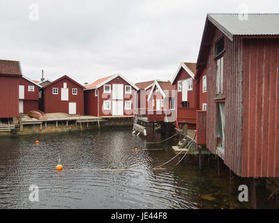 Le village et l'île de Smögen, sur la côte ouest de la Suède, de l'ancien village de pêcheurs, aujourd'hui une destination de vacances, les hangars à bateaux partiellement transformé en abris Banque D'Images