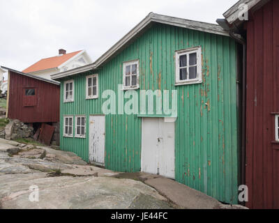 Le village et l'île de Smögen, sur la côte ouest de la Suède, de l'ancien village de pêcheurs, aujourd'hui une destination de vacances, les hangars à bateaux partiellement transformé en abris Banque D'Images