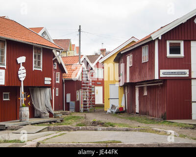 Le village et l'île de Smögen, sur la côte ouest de la Suède, de l'ancien village de pêcheurs, aujourd'hui une destination de vacances, les hangars à bateaux partiellement transformé en abris Banque D'Images