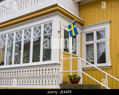 La petite ville de Lysekil, sur la côte ouest de la Suède, une destination de vacances pittoresque, villa à clin Banque D'Images