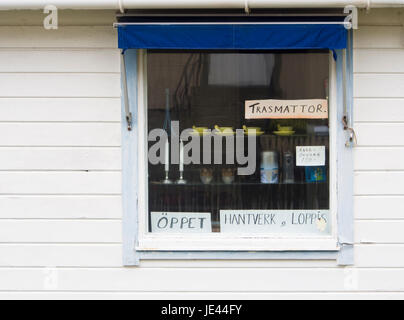 La petite ville de Lysekil, sur la côte ouest de la Suède, une destination de vacances pittoresque, fenêtre d'anciens locaux et rétro shop dans une villa Banque D'Images