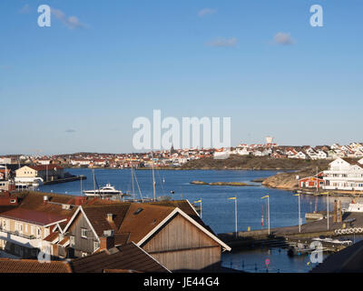 La petite ville de Lysekil, sur la côte ouest de la Suède, une destination de vacances pittoresque, panorama sur les toits de l'archipel et Smögen Banque D'Images