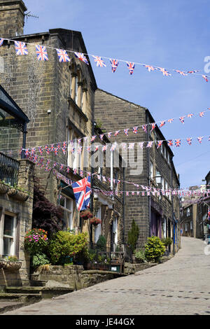 Le Village de Haworth décorées de banderoles à l'Union jack Banque D'Images