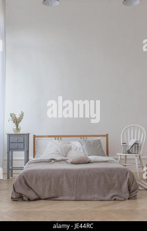 De l'intérieur chambre à coucher confortable blanc et gris Banque D'Images