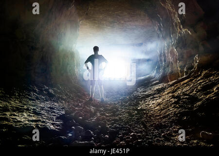 L'homme à l'entrée de la grotte Banque D'Images