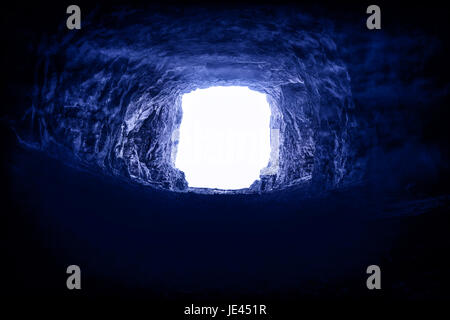 Lumière bleue dans la fin d'un tunnel Banque D'Images