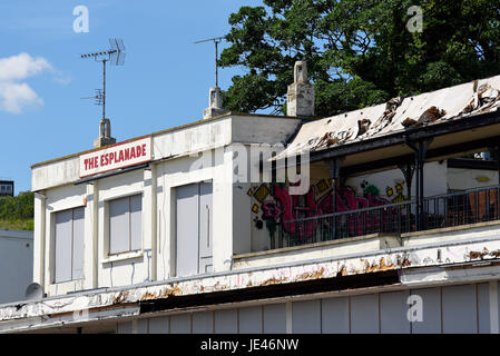 Le pub Esplanade, Southend Seafront qui a fermé en 2016 après l'érosion de la falaise a endommagé la structure. Maintenant, la décomposition du site est susceptible d'être développé Banque D'Images