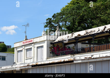 Le pub Esplanade, Southend Seafront qui a fermé en 2016 après l'érosion de la falaise a endommagé la structure. Maintenant, la décomposition du site est susceptible d'être développé Banque D'Images