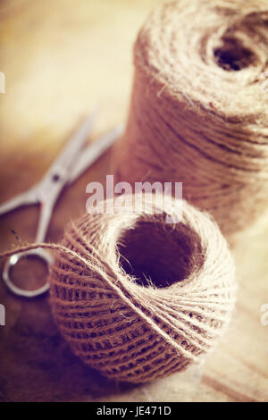 Style naturel cordon ficelle sur table en bois rustique Banque D'Images