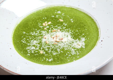 Purée de brocoli soupe avec les noix de pin et fromage. Banque D'Images