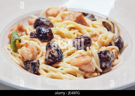 Les pâtes spaghetti au poulet et champignons en sauce crémeuse. Banque D'Images