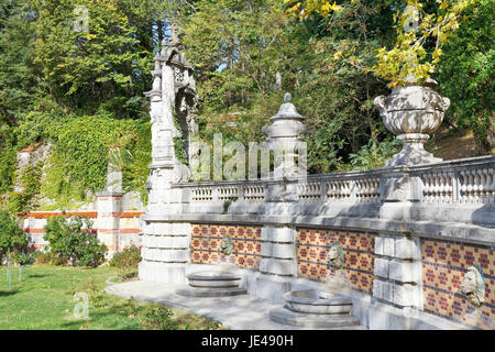 YALTA, RUSSIE - 3 octobre, 2014 : décoration de clôture en Masandra Palace Park en Crimée. L'Palase a été construite dans les années 1881-1902. Banque D'Images