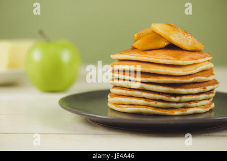 Crêpes de pomme sur table. Le petit-déjeuner, des collations. Jour de crêpes. Banque D'Images