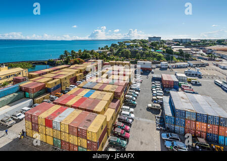 Antsiranana, Madagascar - Le 20 décembre 2015 : grand angle de vue de conteneurs dans le port d'Antsiranana (Diego Suarez), au nord de Madagascar, l'Afrique. Banque D'Images