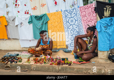 Be Hell-Ville, Madagascar - Le 19 décembre 2015 : les femmes autochtones vente de nappes de tissus colorés, et des souvenirs sur la route à l'Hell-Vill Banque D'Images