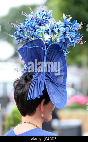 Une femelle racegoer dans un chapeau pendant trois jours de Royal Ascot à Ascot Racecourse. Banque D'Images