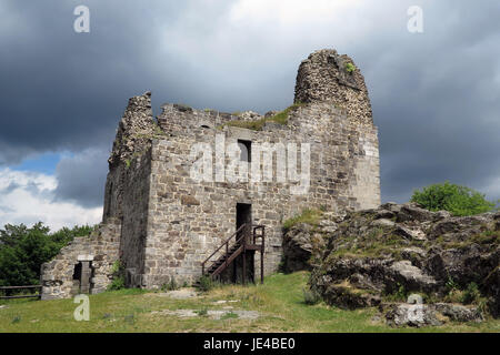 Primda - le château l'un des plus anciens châteaux en pierre en République tchèque. La première mention d'Primda château date de l'année 1121. Les ruines du château d'Primda se dresse à l'extrémité sud de l'arête rocheuse au-dessus du village sur Primda Tachov Région. Primda est considéré comme le plus ancien château en pierre en Bohême et est protégé en tant que monument national. Le château a été conservé les ruines d'une tour résidentielle romane rectangulaire massive, qui a été construit de la pierre de taille. Il y a aussi des restes d'une tour cylindrique de la fin du xve siècle. Primda, République tchèque. Banque D'Images