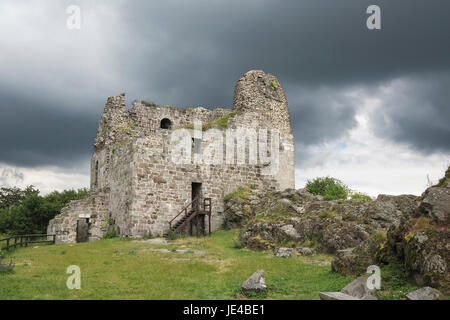 Primda - le château l'un des plus anciens châteaux en pierre en République tchèque. La première mention d'Primda château date de l'année 1121. Les ruines du château d'Primda se dresse à l'extrémité sud de l'arête rocheuse au-dessus du village sur Primda Tachov Région. Primda est considéré comme le plus ancien château en pierre en Bohême et est protégé en tant que monument national. Le château a été conservé les ruines d'une tour résidentielle romane rectangulaire massive, qui a été construit de la pierre de taille. Il y a aussi des restes d'une tour cylindrique de la fin du xve siècle. Primda, République tchèque. Banque D'Images