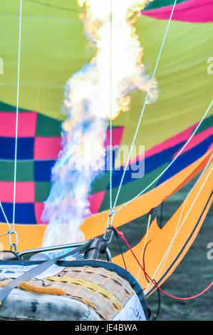 Le feu chauffe l'air à l'intérieur d'un ballon à air chaud au festival de ballons Banque D'Images