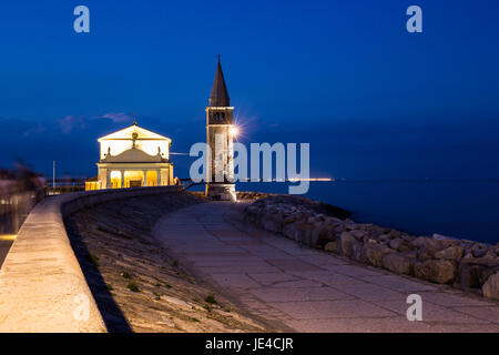 Église de la Sainte Vierge de l'ange (Madonna dell'Angelo) et le clocher de nuit. Caorle, Italie. Banque D'Images