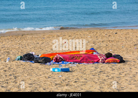 Dormir sur la plage de Bournemouth, Bournemouth, Dorset en Juin Banque D'Images