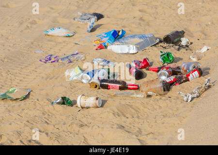 Déchets Les déchets laissés sur la plage de la plage de Bournemouth, Bournemouth, Dorset UK en Juin Banque D'Images