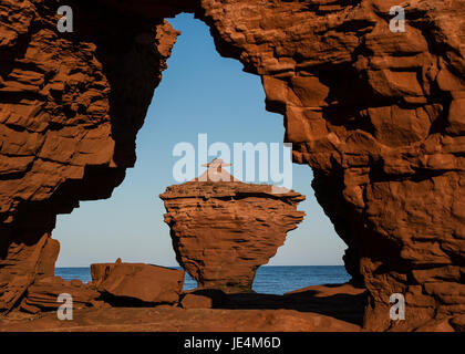 Formations de rock formé par l'érosion sur la rive nord de l'Île du Prince Édouard, Canada. Banque D'Images