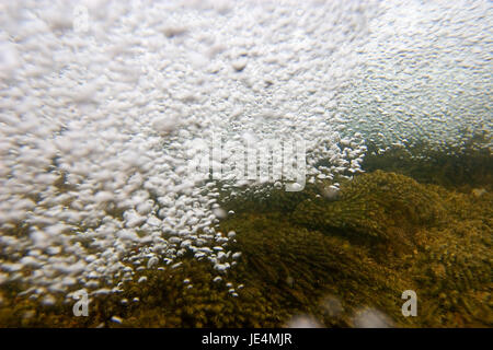 Bulles et mousse d'eau à l'intérieur des cascades de la rivière Mrežnica, Croatie Banque D'Images