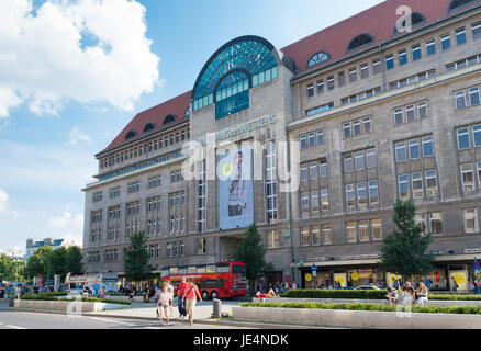 L'extérieur de la célèbre "Kaufhaus des Westens (KaDeWe) à Berlin. KaDeWe est le deuxième plus grand magasin d'Europe et emploie 2400 employés Banque D'Images