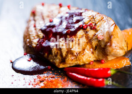 Steak de cerf sauce aux canneberges. Focus sélectif. Banque D'Images