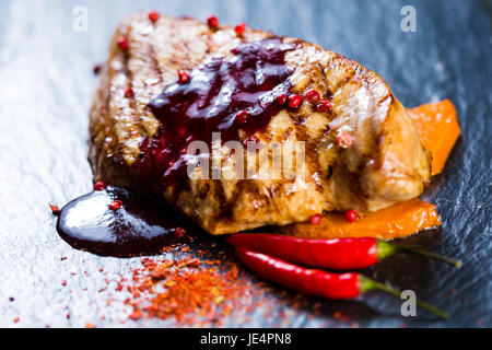 Steak de cerf sauce aux canneberges. Focus sélectif. Banque D'Images