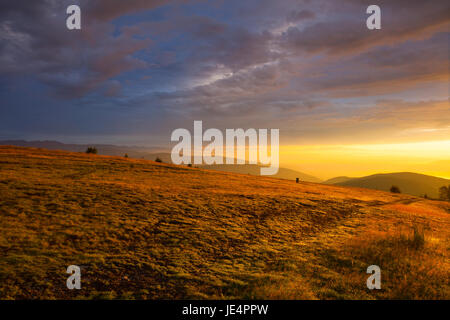 Matin incroyable dans les mat Gerlitzen en Autriche.météo inverse et vue sur les montagnes de Slovénie. Banque D'Images