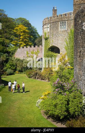 Visiteurs marchant dans la douve gazonnées au château de Walmer Deal Kent UK Banque D'Images