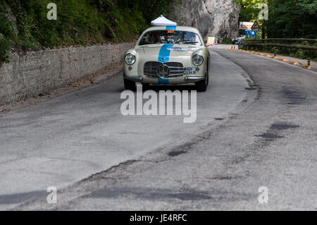 GOLA DEL FURLO, ITALIE - 19 MAI : MASERATI A6 G 54 BERLINETTA ZAGATO 1955 sur une vieille voiture de course en rallye Mille Miglia 2017 la célèbre italie historique Banque D'Images